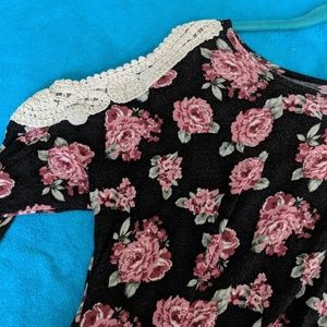 Rue 21 floral/crochet detail cut shoulder tee XS